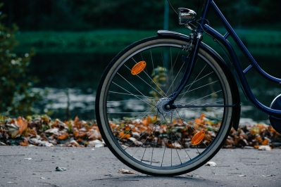Vue d'une roue avant de vélo, à l'arrêt sur un chemin.